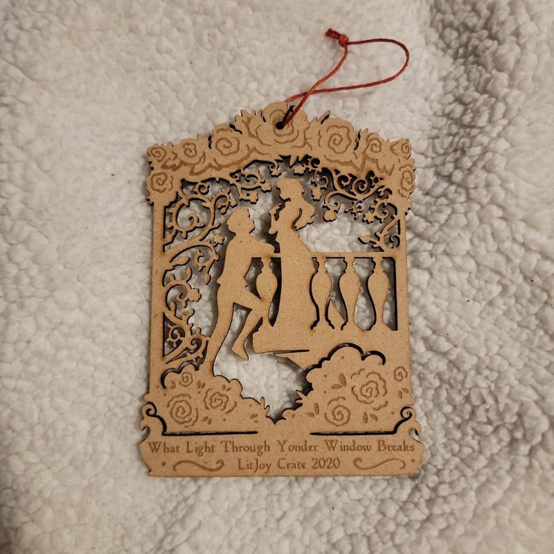 Romeo and Juliette Wooden Ornament 