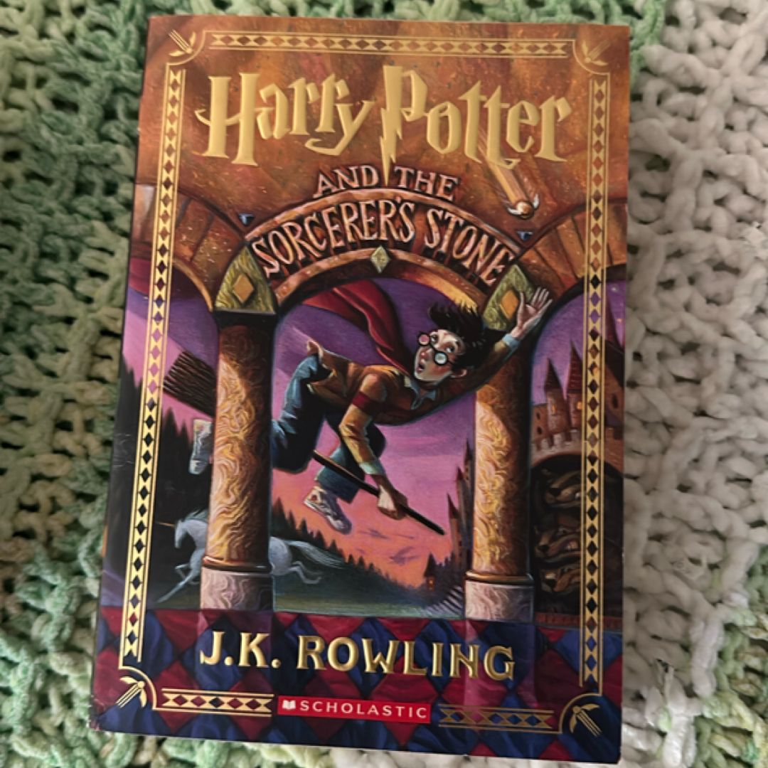 Harry Potter and the Sorcerer's Stone (Harry Potter, Book 1)