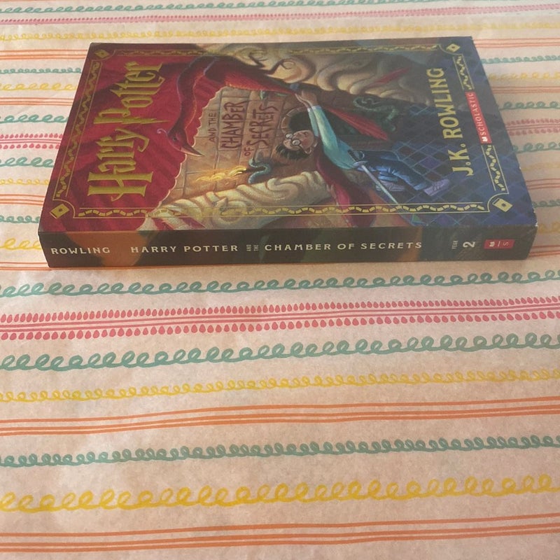 Harry Potter and the Chamber of Secrets (Harry Potter, Book 2)