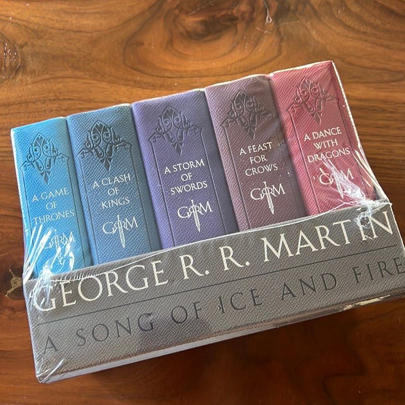 George R. R. Martin's a Game of Thrones 5-Book Boxed Set (Song of Ice ...