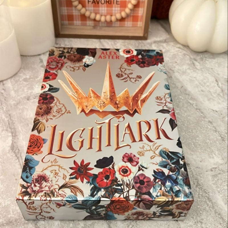 Lightlark (the Lightlark Saga Book 1)