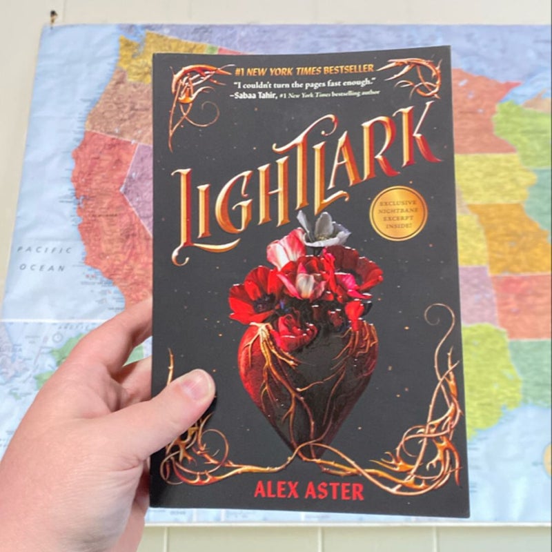 Lightlark (the Lightlark Saga Book 1)