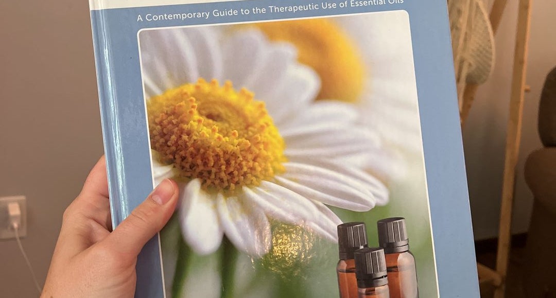 Modern Essentials *7th Edition* a Contemporary Guide to the Therapeutic Use  of Essential Oils: 9781937702397: Books 