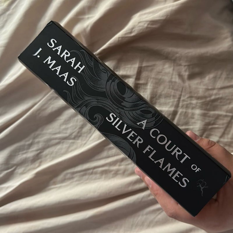 A Court of Silver Flames: B&N Exclusive OOP Edition