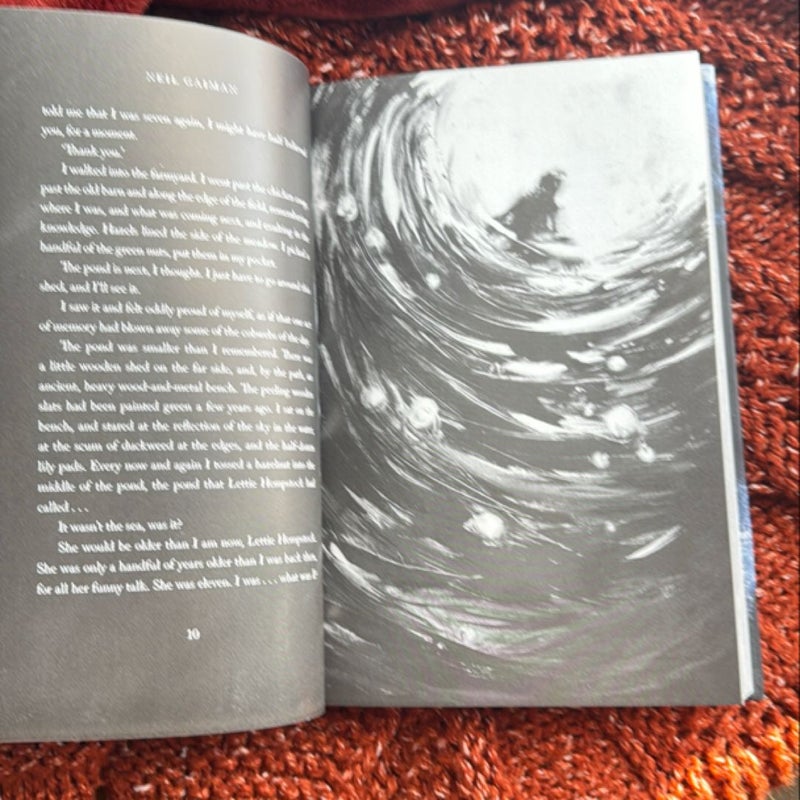 The Ocean at the End of the Lane (Illustrated Edition)