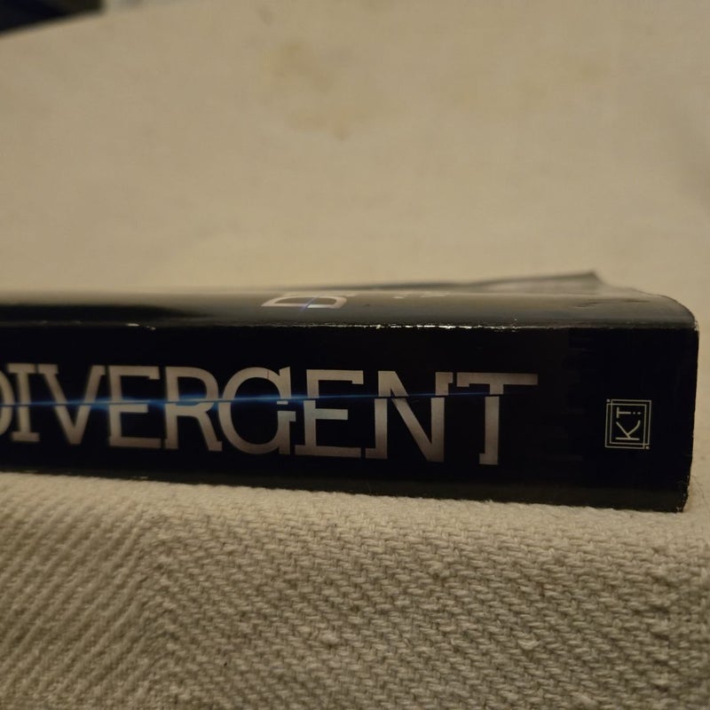 Divergent Movie Tie-In Edition