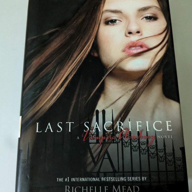 Last Sacrifice (Vampire Academy) Hardcover 