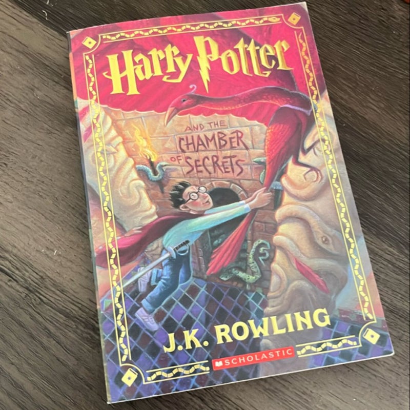 Harry Potter and the Chamber of Secrets (Harry Potter, Book 2)