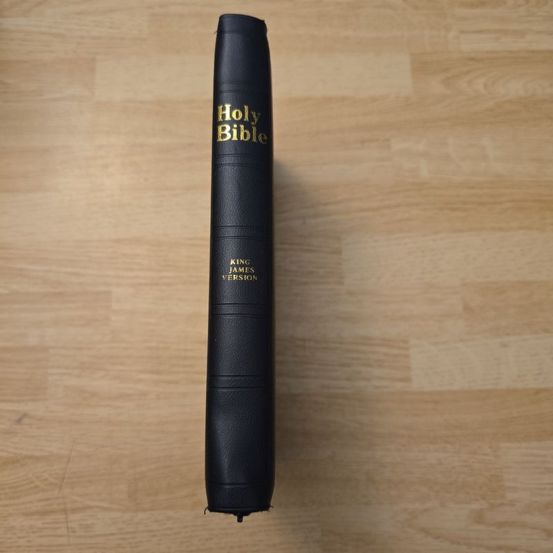 Holy Bible NKJV Self-Pronoucing Red Letter Zipper Edition with Dictionary and Concordance