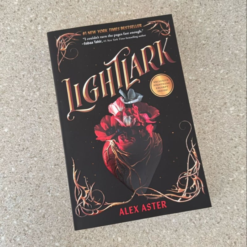 Lightlark (the Lightlark Saga Book 1)