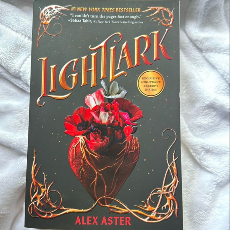 Lightlark (the Lightlark Saga Book 1)