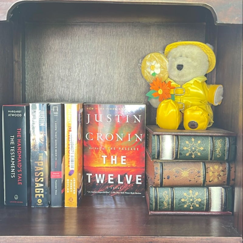 The Twelve (Book Two of the Passage Trilogy)