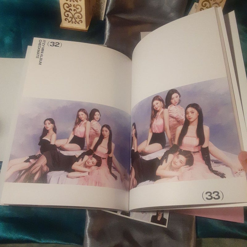 Itzy Checkmate mini album Yuna Photo book, with target exclusive poster, cd, stickers 2022!