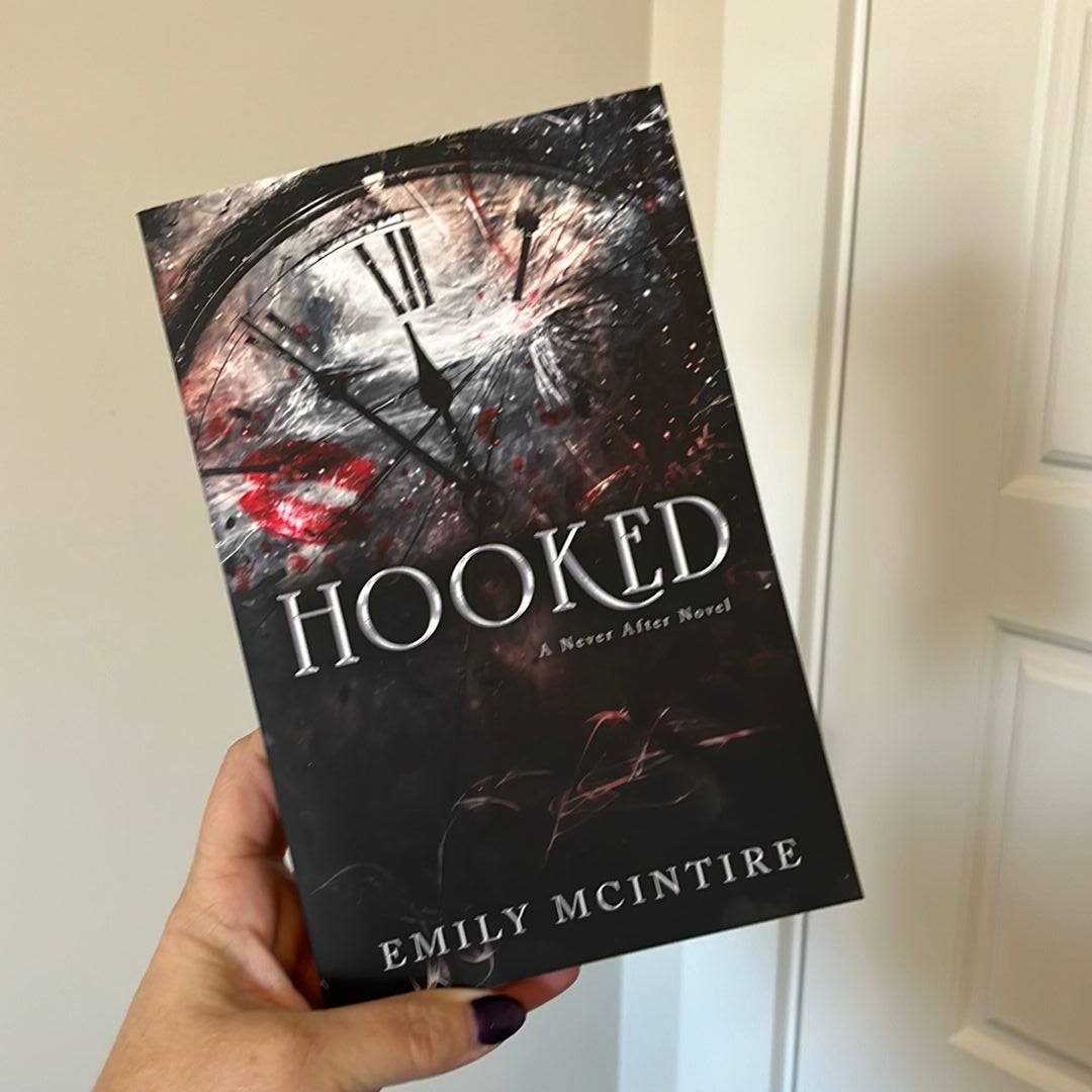 Hooked by Emily McIntire, Paperback | Pangobooks