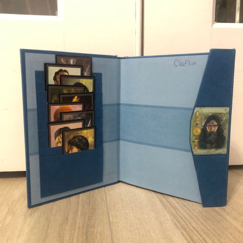 Percy Jackson and the Olympians-The Ultimate Guide + Trading Cards First Ed.