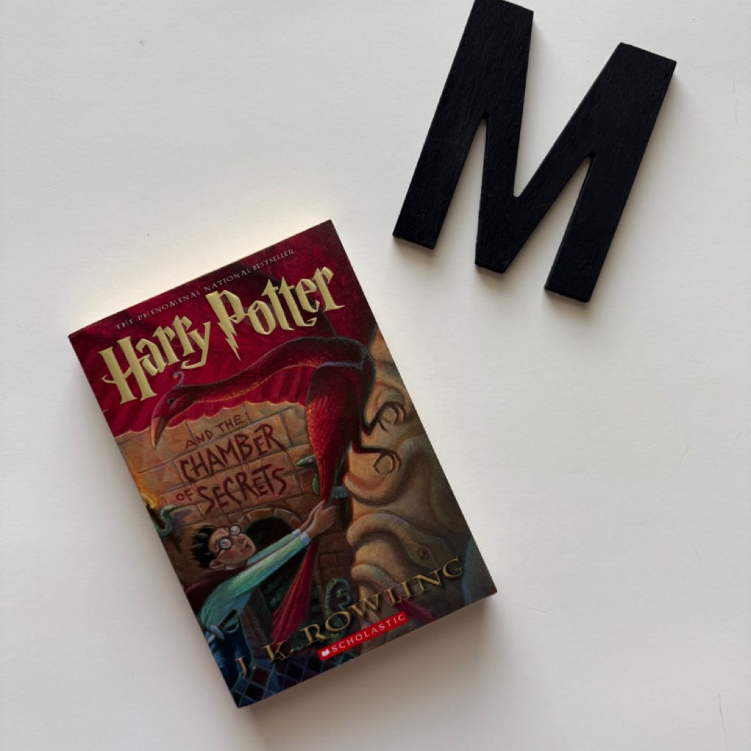 Harry Potter and the Chamber of Secrets (Harry Potter, Book 2)