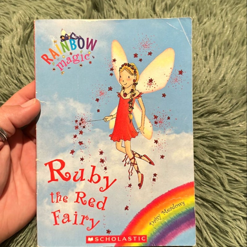 Rainbow Magic Rainbow Fairies Book #1: Ruby the Red Fairy