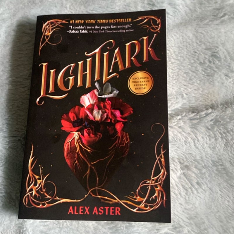 Lightlark (the Lightlark Saga Book 1)
