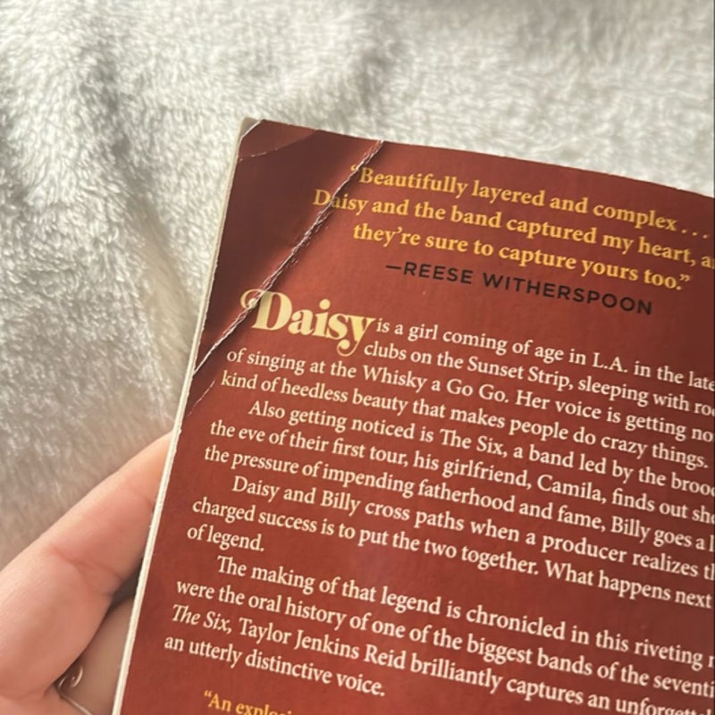 Daisy Jones and the Six (TV Tie-In Edition)