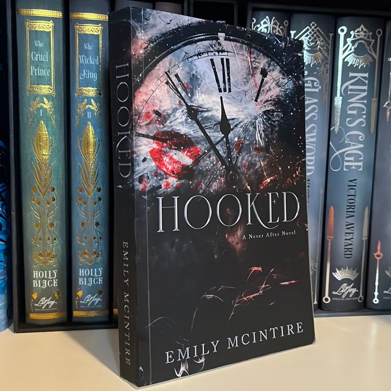 Hooked by Emily McIntire, Paperback | Pangobooks