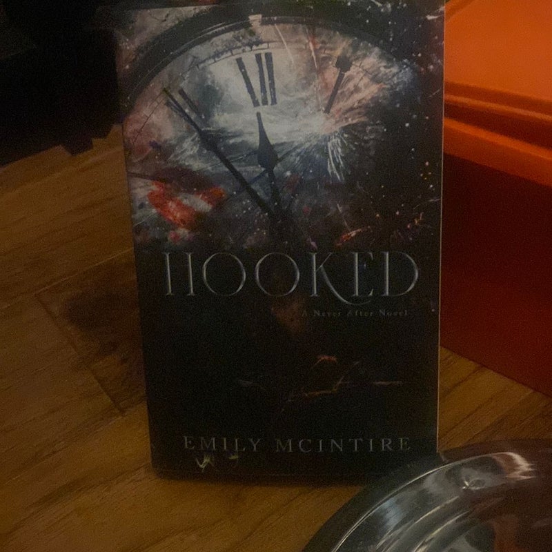 Hooked by Emily McIntire, Paperback | Pangobooks