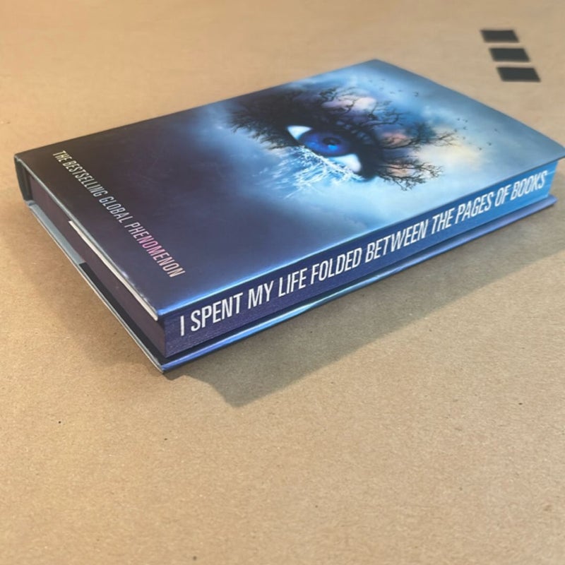 Shatter Me Collector's Deluxe Limited Edition