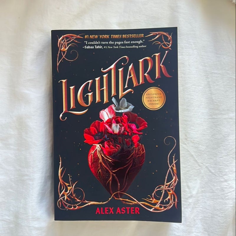 Lightlark (the Lightlark Saga Book 1)