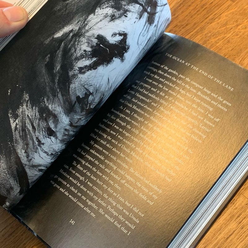 The Ocean at the End of the Lane (Illustrated Edition)