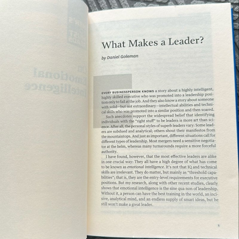 HBR's 10 Must Reads on Emotional Intelligence (with Featured Article What Makes a Leader? by Daniel Goleman)(HBR's 10 Must Reads)