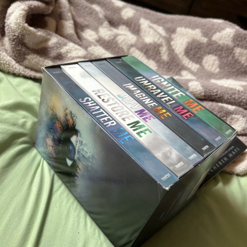 Shatter Me Series 6-Book Box Set PLUS Unite Me Novella