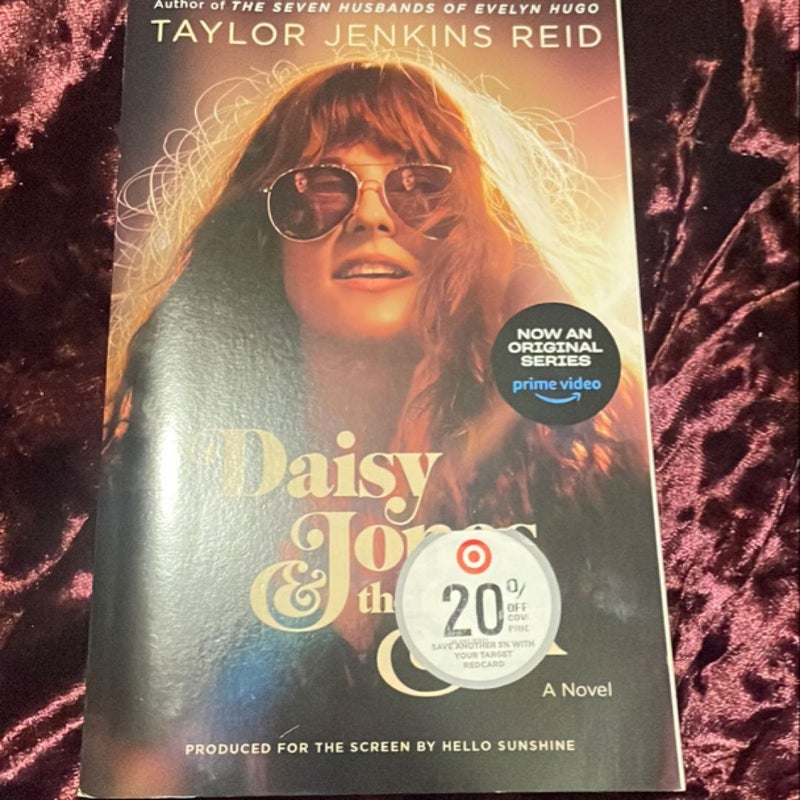 Daisy Jones and the Six (TV Tie-In Edition)