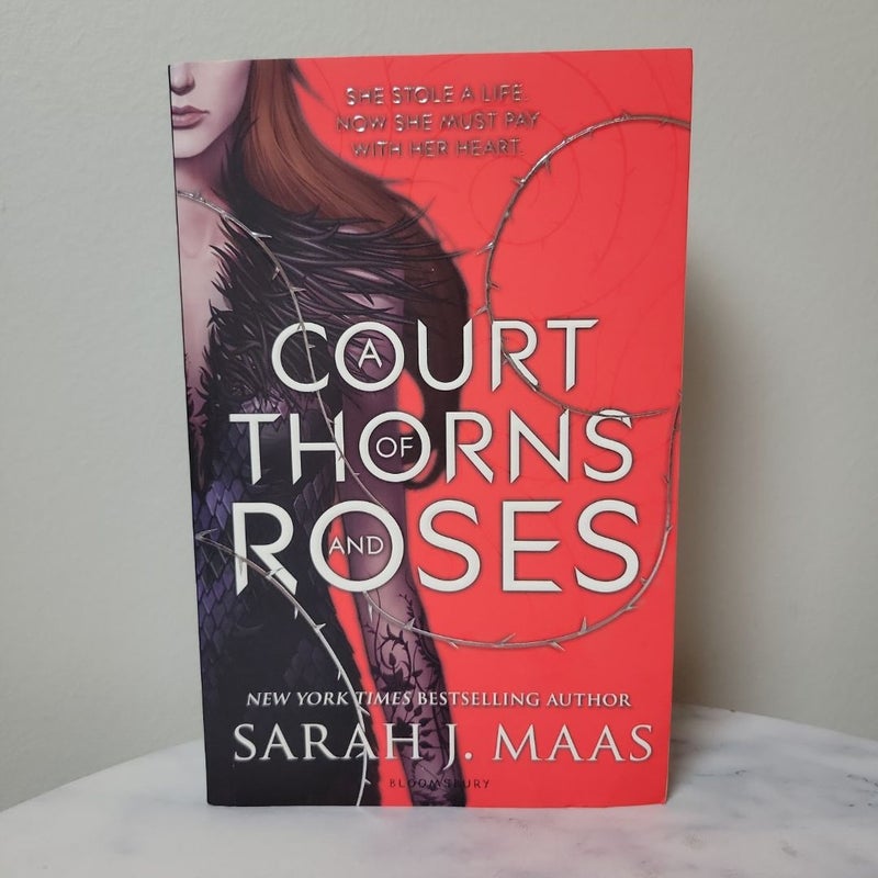 A Court of Thorns and Roses | UK Paperback OOP