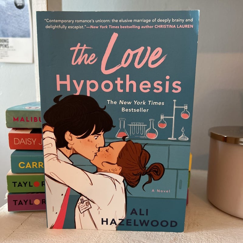 The Love Hypothesis by Ali Hazelwood, Paperback | Pangobooks
