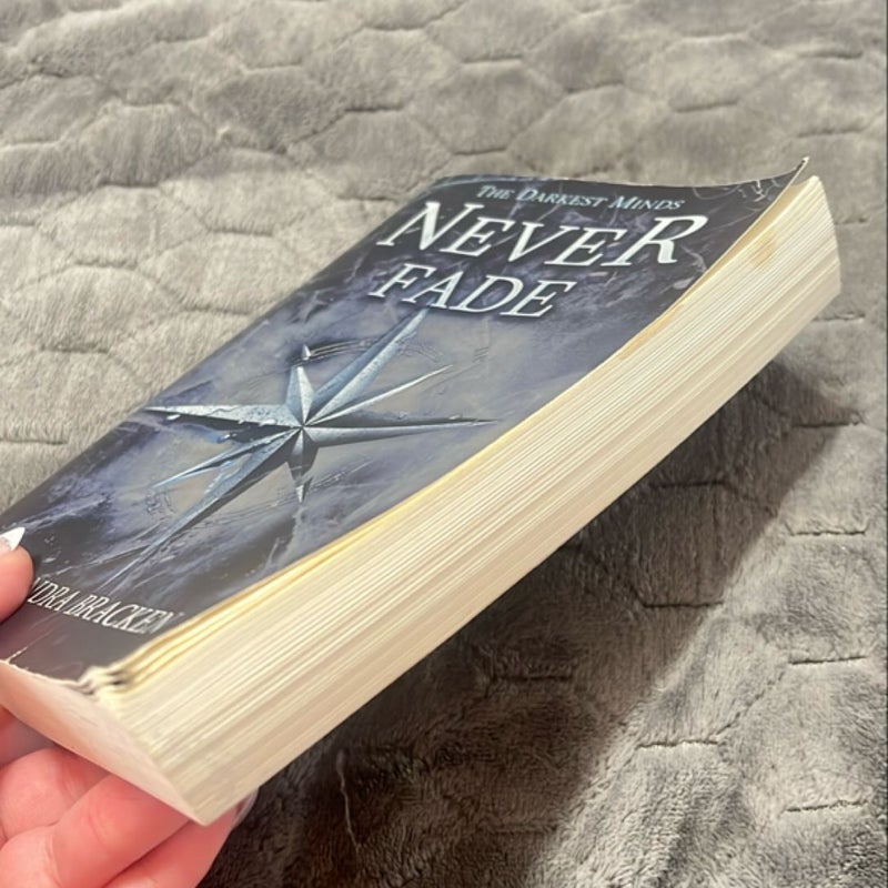 Never Fade (a Darkest Minds Novel)