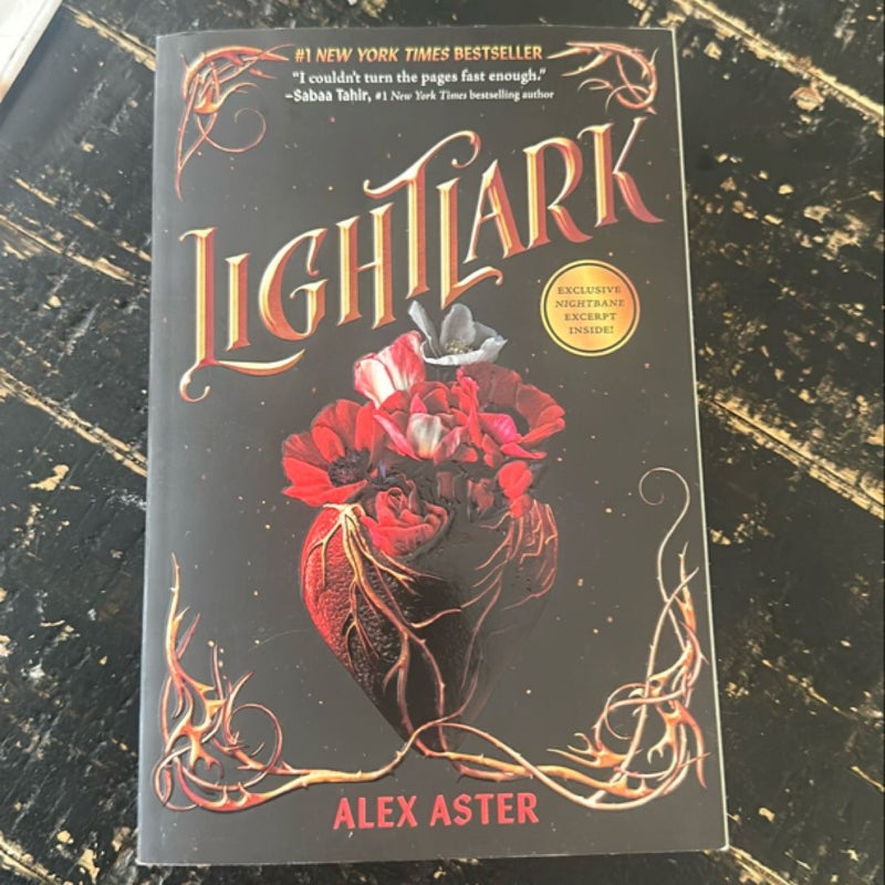 Lightlark (the Lightlark Saga Book 1)