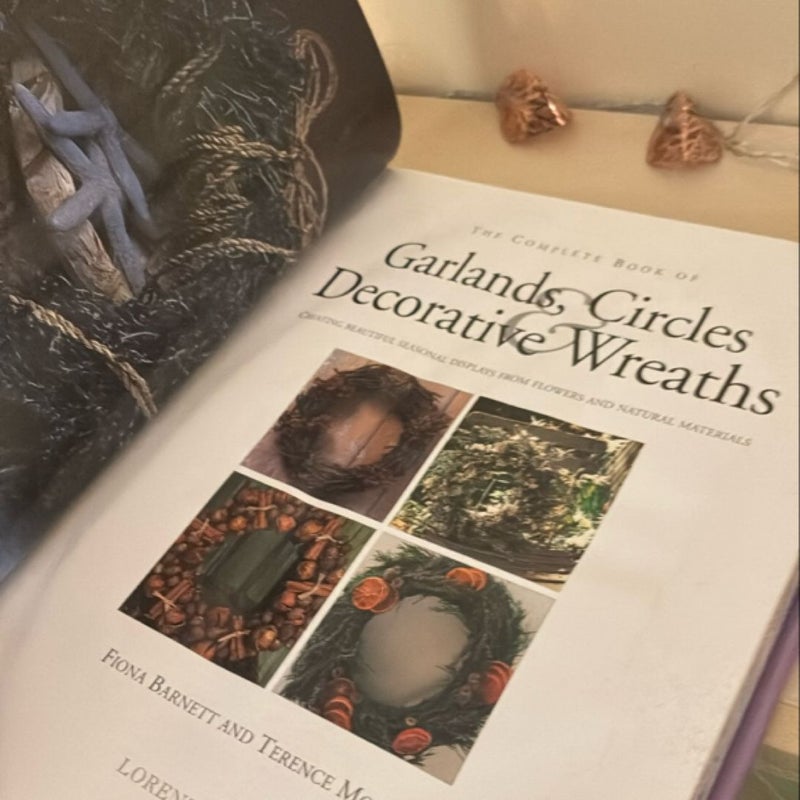 The Complete Book of Garlands, Circles and Decorative Wreaths