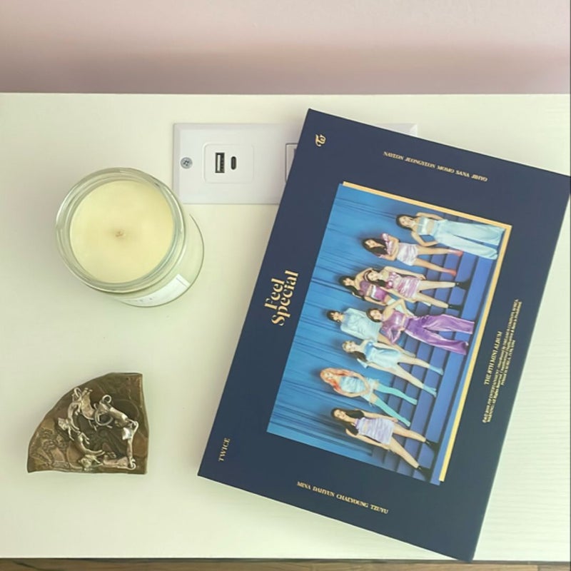 TWICE: 8th mini album Feel Special version B (NO LYRIC BOOK, WITH 7 PHOTOCARDS)r