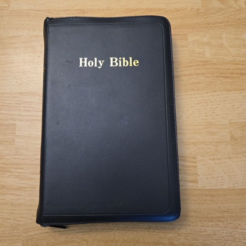 Holy Bible NKJV Self-Pronoucing Red Letter Zipper Edition with Dictionary and Concordance