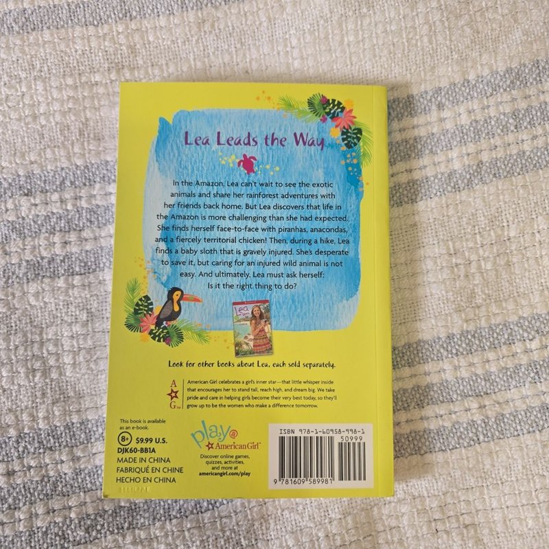 Lea Leads the Way by Lisa Yee, Sarah Davis, Paperback | Pangobooks