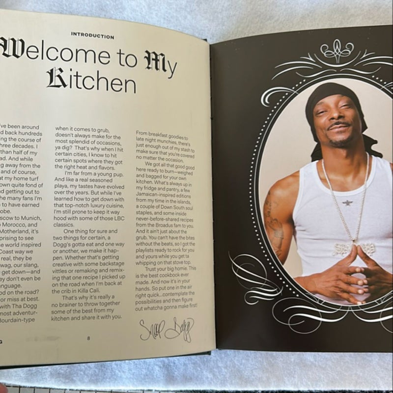 From Crook to Cook: Platinum Recipes from Tha Boss Dogg's Kitchen (Snoop Dogg Cookbook, Celebrity Cookbook with Soul Food Recipes)