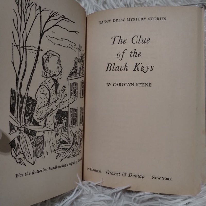 The secret of the wooden lady; the clue of the black keys