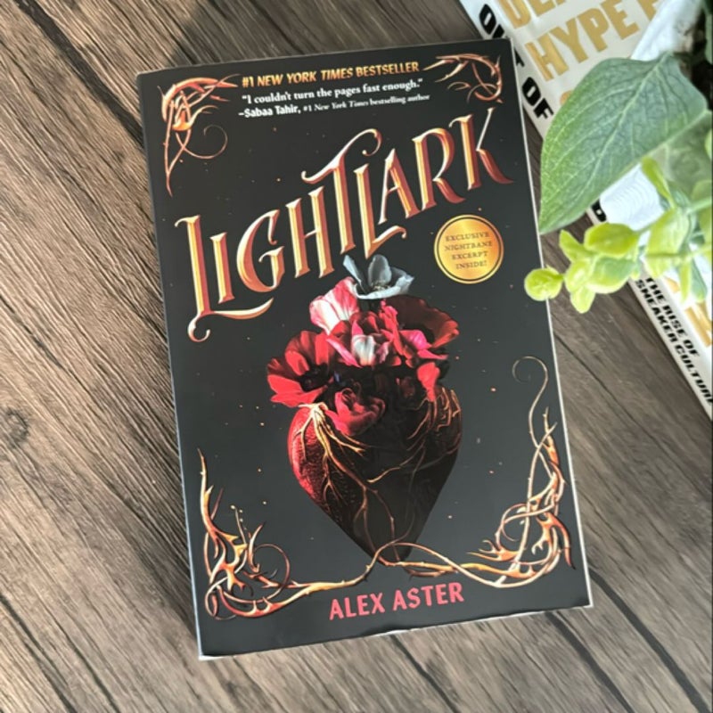 Lightlark (the Lightlark Saga Book 1)