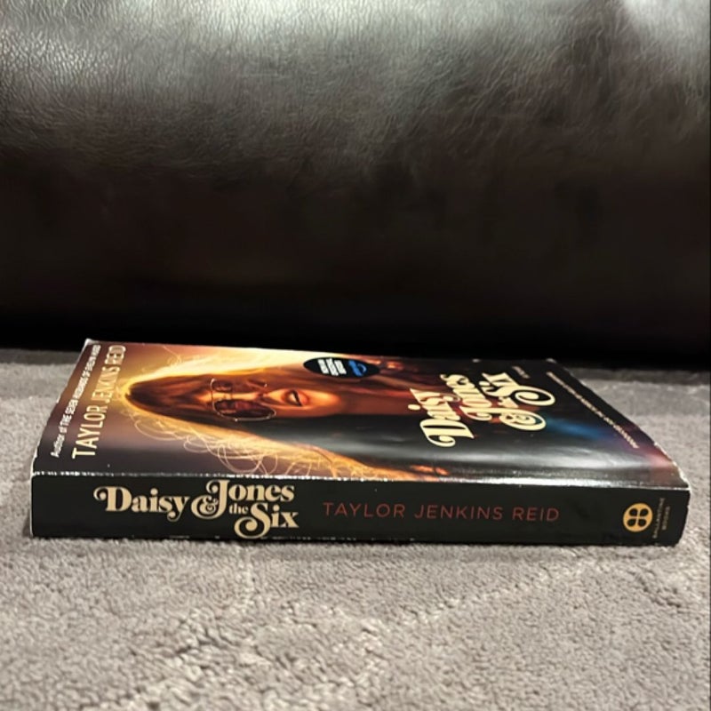 Daisy Jones and the Six (TV Tie-In Edition)