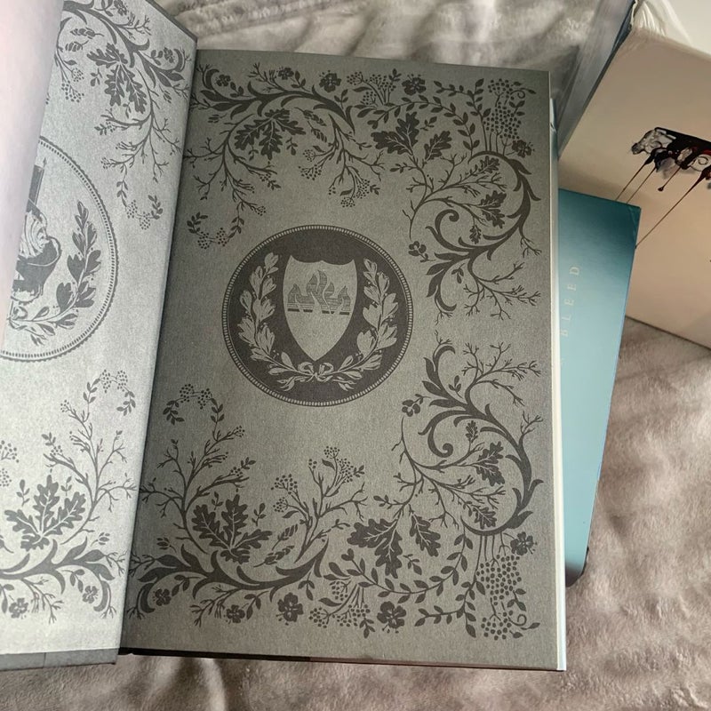 Red Queen 5-Book Hardcover Box Set
