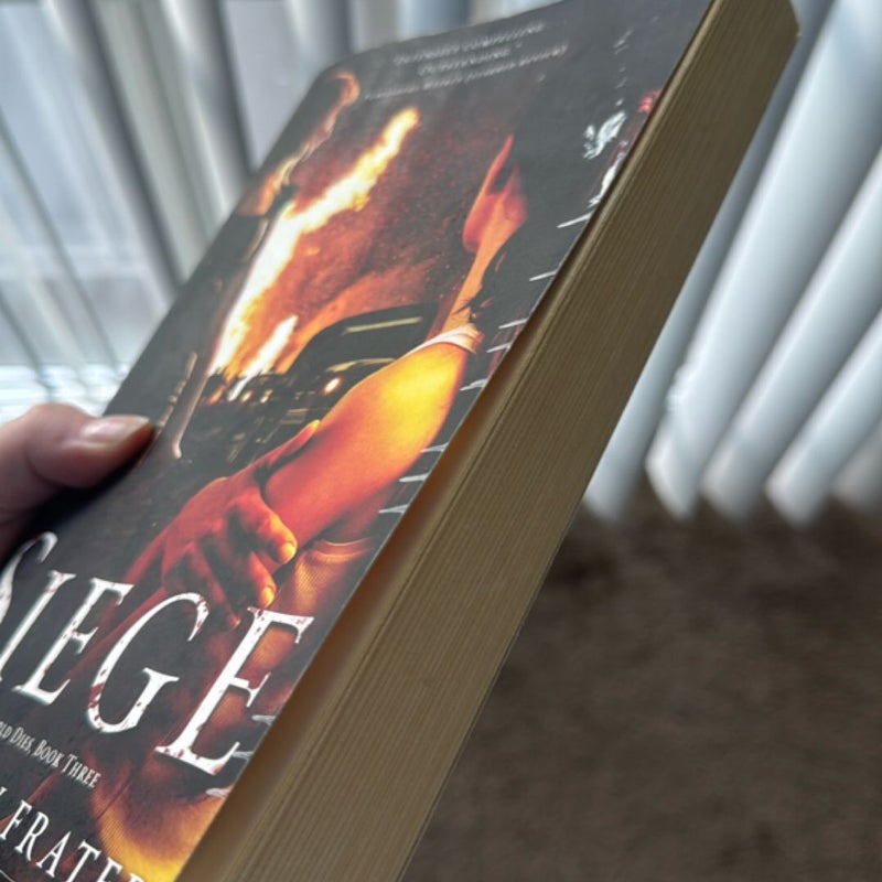 Siege (As the World Dies, Book Three)