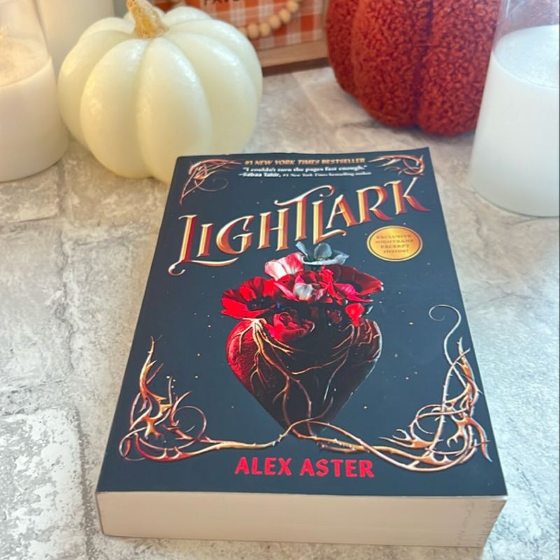 Lightlark (the Lightlark Saga Book 1)