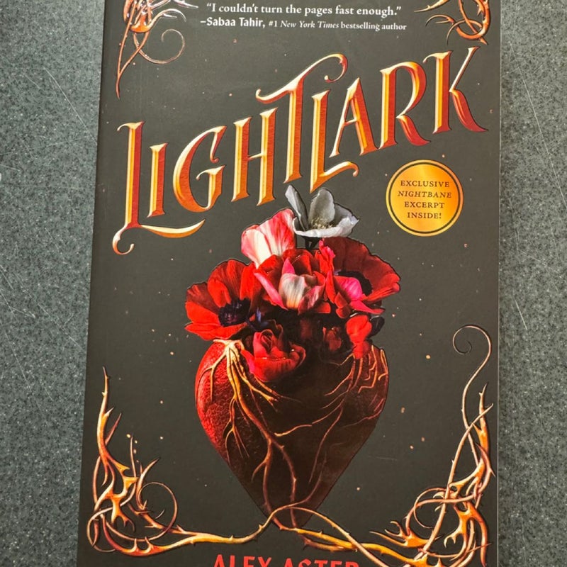 Lightlark (the Lightlark Saga Book 1)