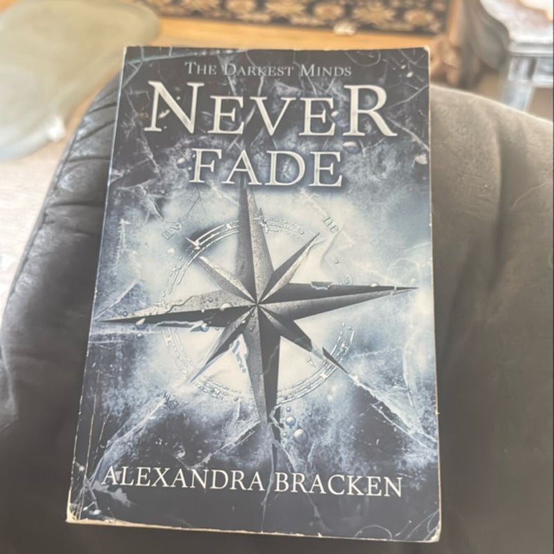 Never Fade (a Darkest Minds Novel)