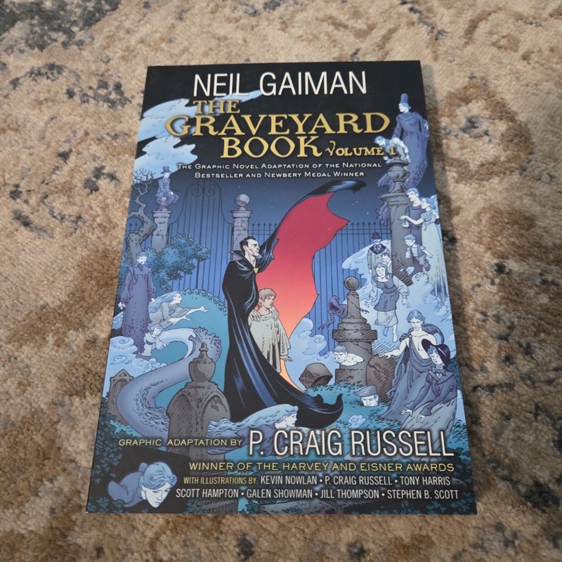 The Graveyard Book Graphic Novel: Volume 1