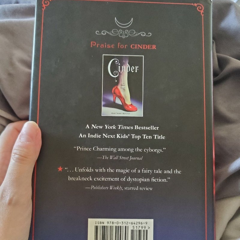 Scarlet (The Lunar Chronicles)